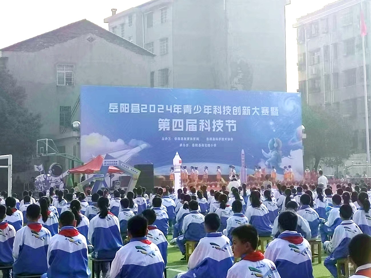 安博官方网页版宣传车亮相“岳阳县2024年青少年科技创新大赛暨第四届科技节”